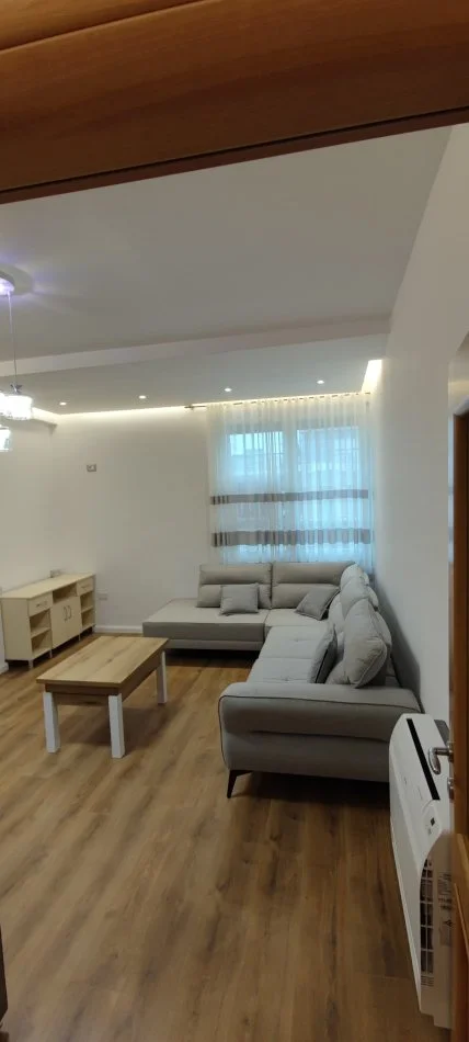 Tirane, jepet me qera apartament 2+1 Kati 2, 100 m² 700 € (Vasil Shanto)