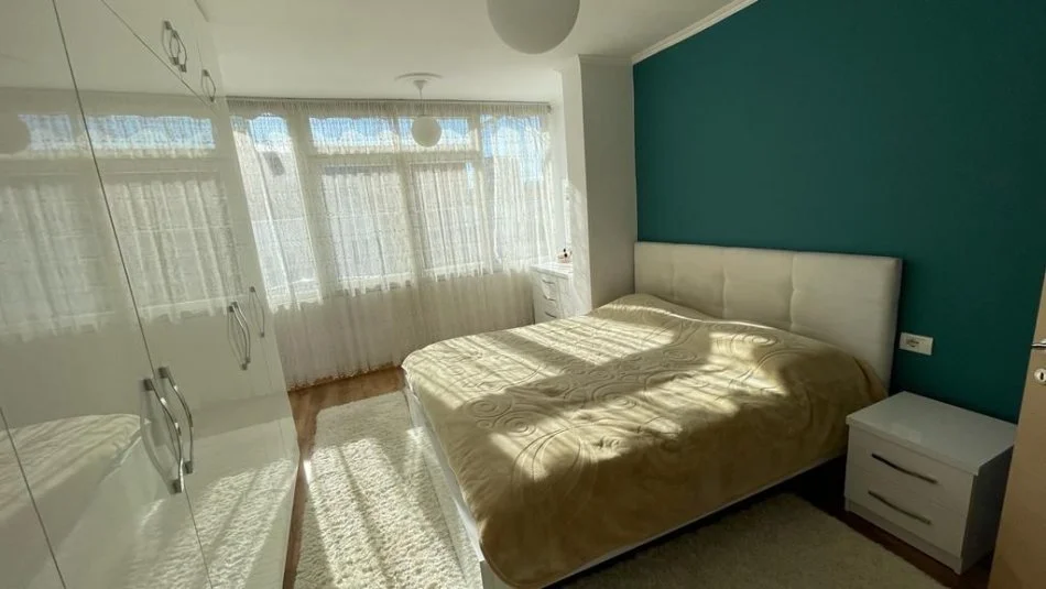 Tirane, jepet me qera apartament 2+1+Ballkon Kati 5, 85 m² 550 € (Kongresi i Tiranes, Prane shkolles "Hasan Vogli")