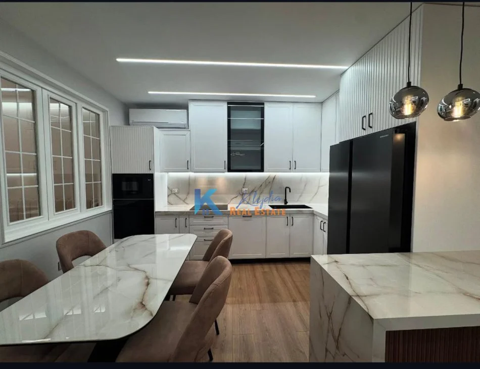 Tirane, jap me qera apartament 2+1+Ballkon Kati 5, 77 m² 900 € (Selvia, prane Supermarket Spar)