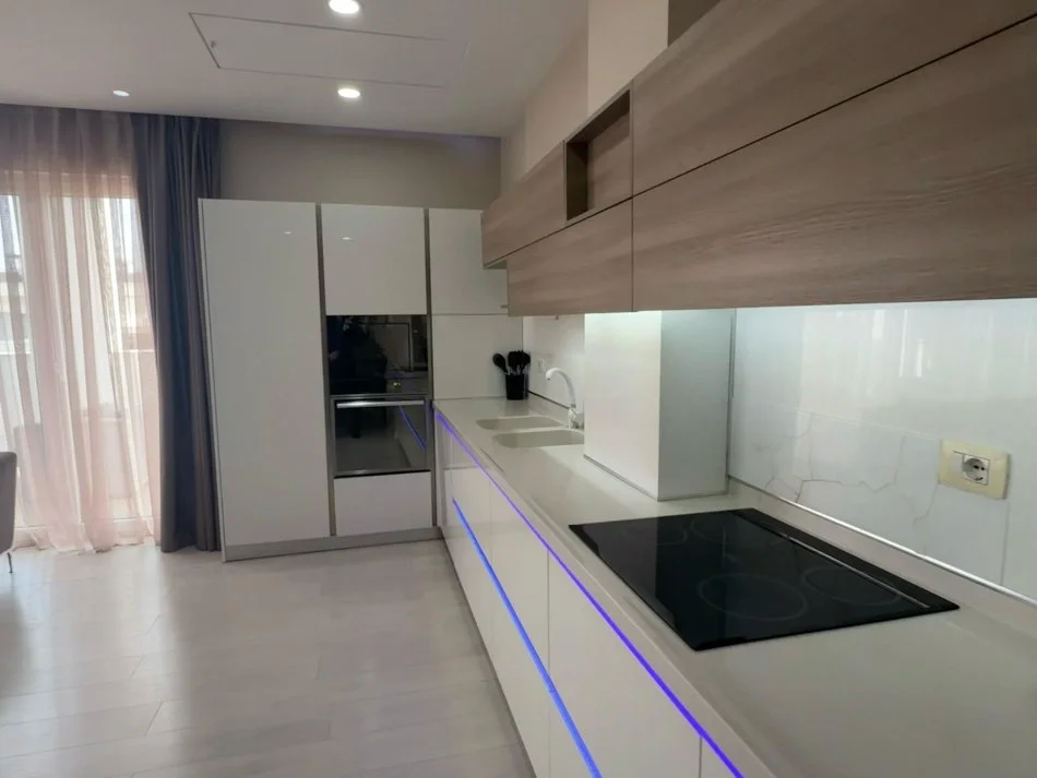 Tirane, jepet me qera apartament 3+1 Kati 4, 189 m² 1.000 € (Liqeni i Thate)