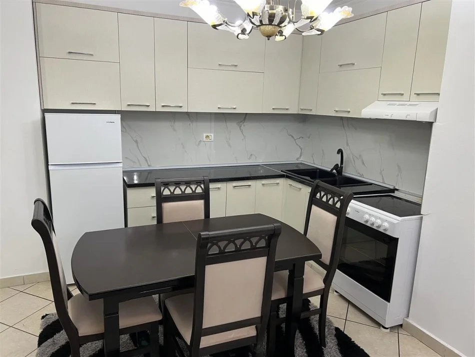 Tirane, jepet me qera apartament 2+1 Kati 4, 80 m² 650 € (Komuna e Parisit)