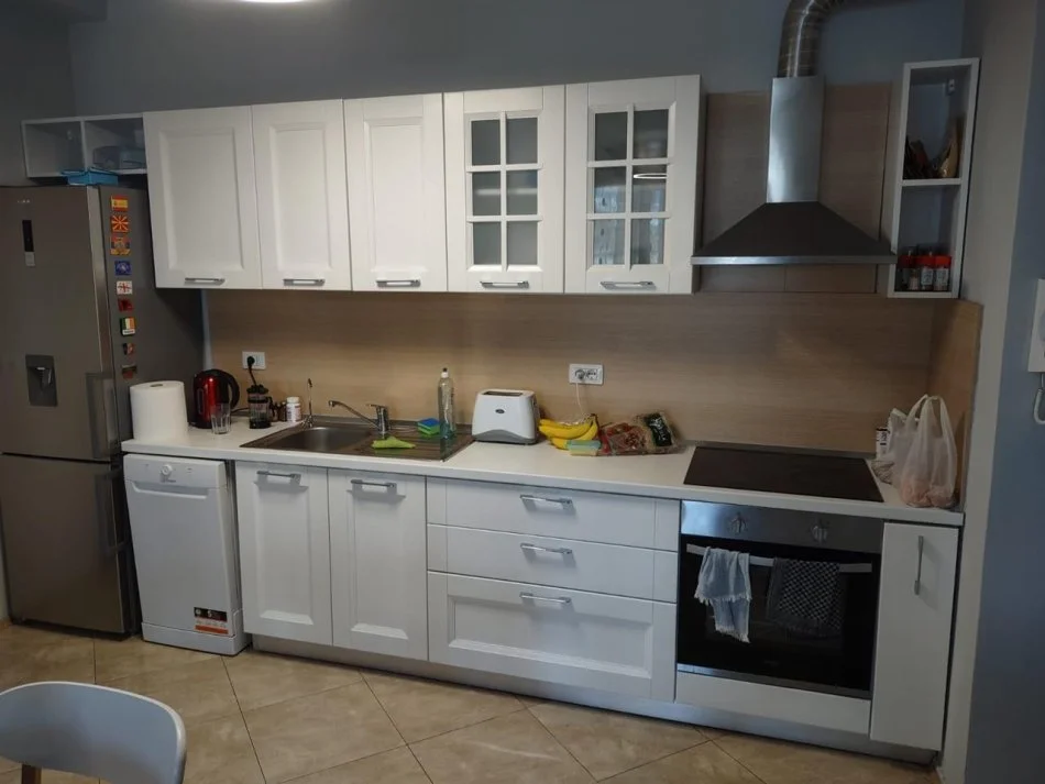 Tirane, jepet me qera apartament 2+1+Ballkon Kati 3, 100 m² 600 € (Stacioni i Trenit, Rruga Karl Gega)