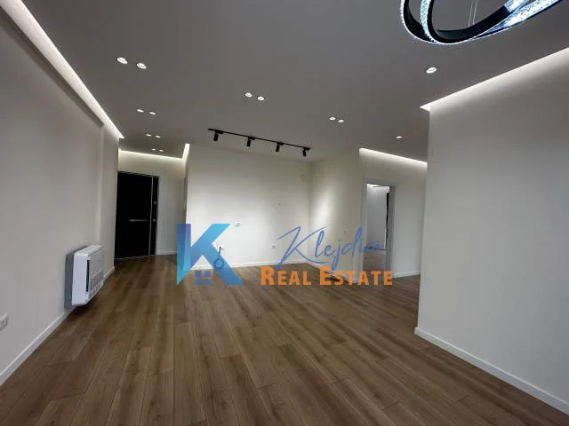 Tirane, jap me qera zyre Kati 9, 106 m² 75000 leke te Kompleksi Arlis, Rruga e Dibres