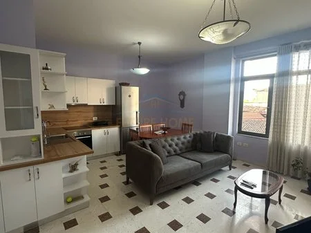 Qera, Apartament 3+1, në Pazarin e Ri, Tiranë. AREA52093