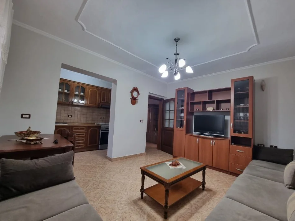 Tirane, jepet me qera apartament 2+1+Ballkon Kati 3, 74 m² 500 € (Rruga Bardhyl, prane Bar Oslo)