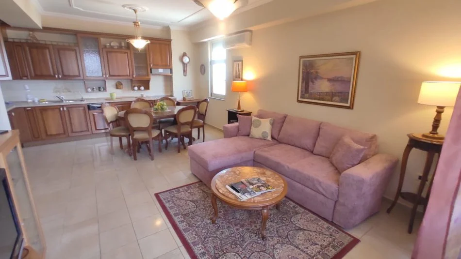 Tirane, jepet me qera apartament 2+1+Ballkon Kati 7, 100 m² 800 € (Bllok, prane Sky Tower)