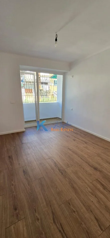 Tirane, shes apartament 1+1+Ballkon Kati 2, 40 m² 125.000 € (21 Dhjetori, afer Mozaikut te Tiranes)