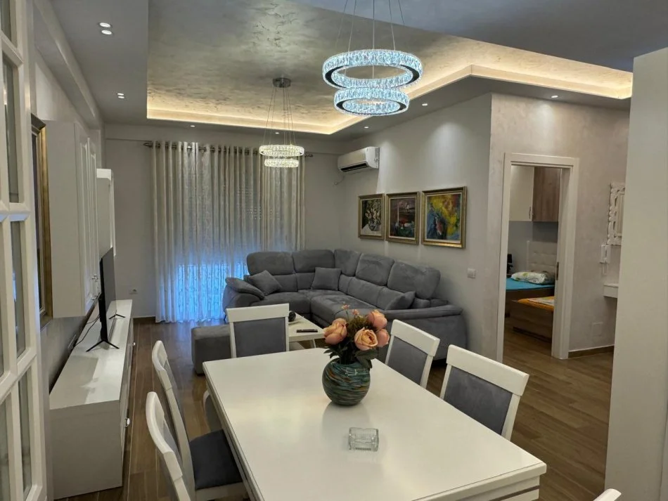 Tirane, jepet me qera apartament 2+1+Ballkon Kati 4, 110 m² 600 € (Kompleksi Golden Park, Spitali Amerikan 3)