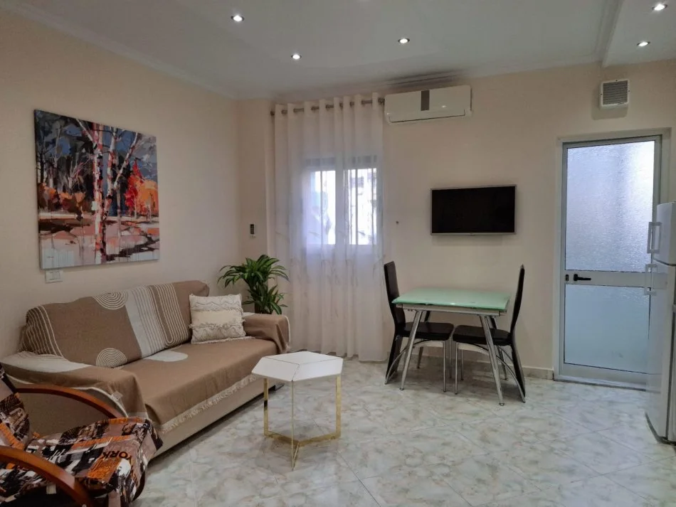 Tirane, jepet me qera apartament 1+1+Ballkon Kati 3, 65 m² 550 € (Komuna e Parisit, prane Kristal Center)