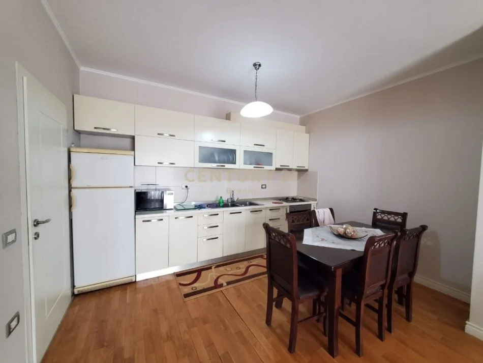 Tirane, jepet me qera apartament 2+1 Kati 7, 165 m² 650 € (Rruga Aleksander Moisiu, prane Ministrise se Kultures)