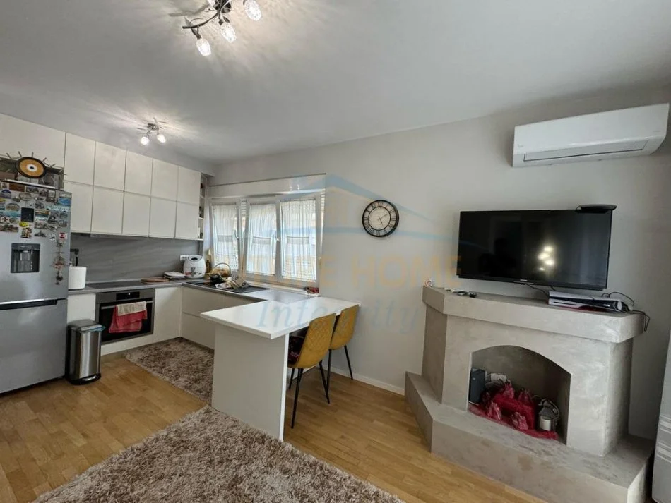Tirane, jepet me qera apartament+verande | Penthouse 2+1+Aneks+Ballkon Kati 0, 80 m² 1.000 € (Residenca Touch Of The Sun, Sauk, Tiranë.)