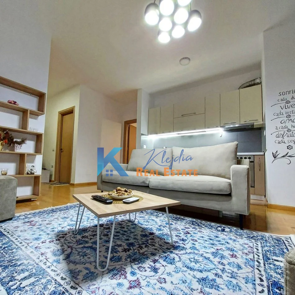 Tirane, jap me qera apartament 2+1+Ballkon Kati 3, 80 m² 700 € (Apartament 2+1 per qira ne Qender, afer hotel Stela)