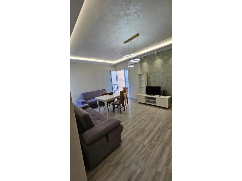 Tirane, shitet apartament 2+1 Kati 5, 200.000 € (RROTA KUQE PLAZH)
