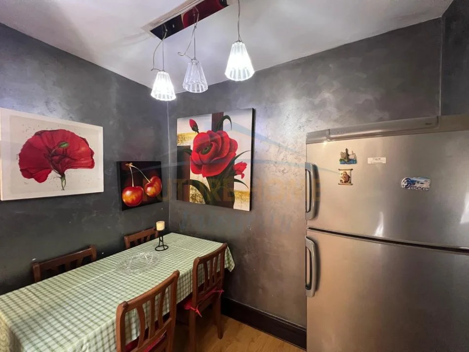 Tirane, jepet me qera apartament 2+1 Kati 4, 80 m² 400 € (Ish Tregu Elektrik, Tiranë.)