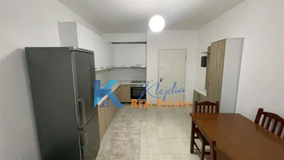 Tirane, jap me qera apartament 2+1+Ballkon Kati 3, 86 m² 900 € (Komuna e Parisit)