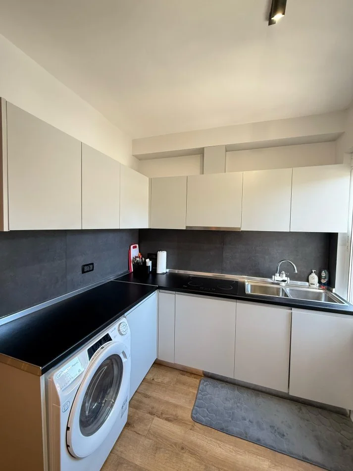 Tirane, jepet me qera apartament 1+1 Kati 11, 70 m² 700 € (Komuna e Parisit)