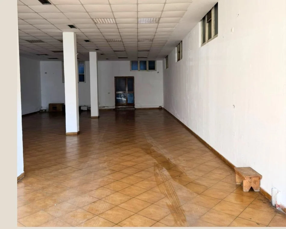 Kavaje, jepet me qera dyqan Kati 1, 120 m² 500 € (Kavaje,qender)