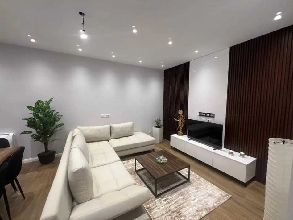 Tirane, jepet me qera apartament 1+1+Ballkon Kati 2, 75 m² 800 € (RRUGA E DURRESIT)