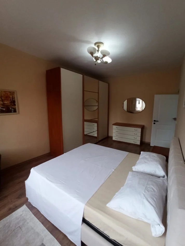 Tirane, jepet me qera apartament 2+1 Kati 4, 70 m² 500 € (Rruga Muhamet Gjollesha)