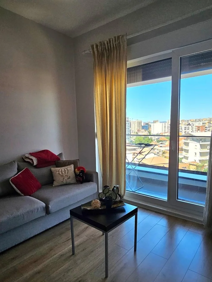 Tirane, jap me qera apartament 1+1+Ballkon Kati 7, 60 m² (21 Dhjetori, Kompleksi Kontakt)