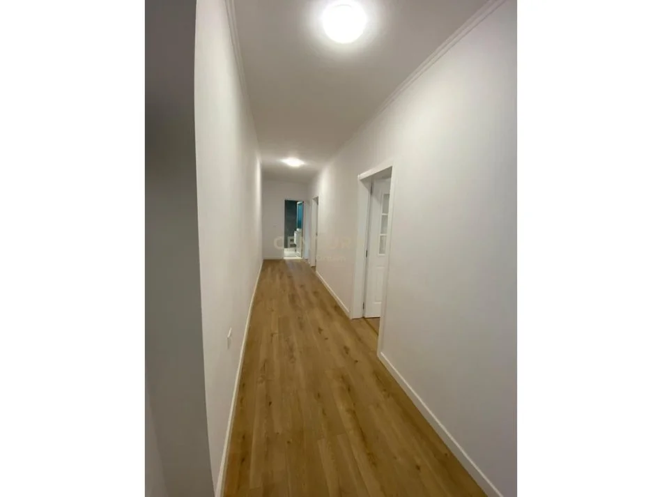 Tirane, jepet me qera ambjent biznesi Kati 2, 83 m² 1.000 € (Rruga e Durresit,Prane Koloseut)