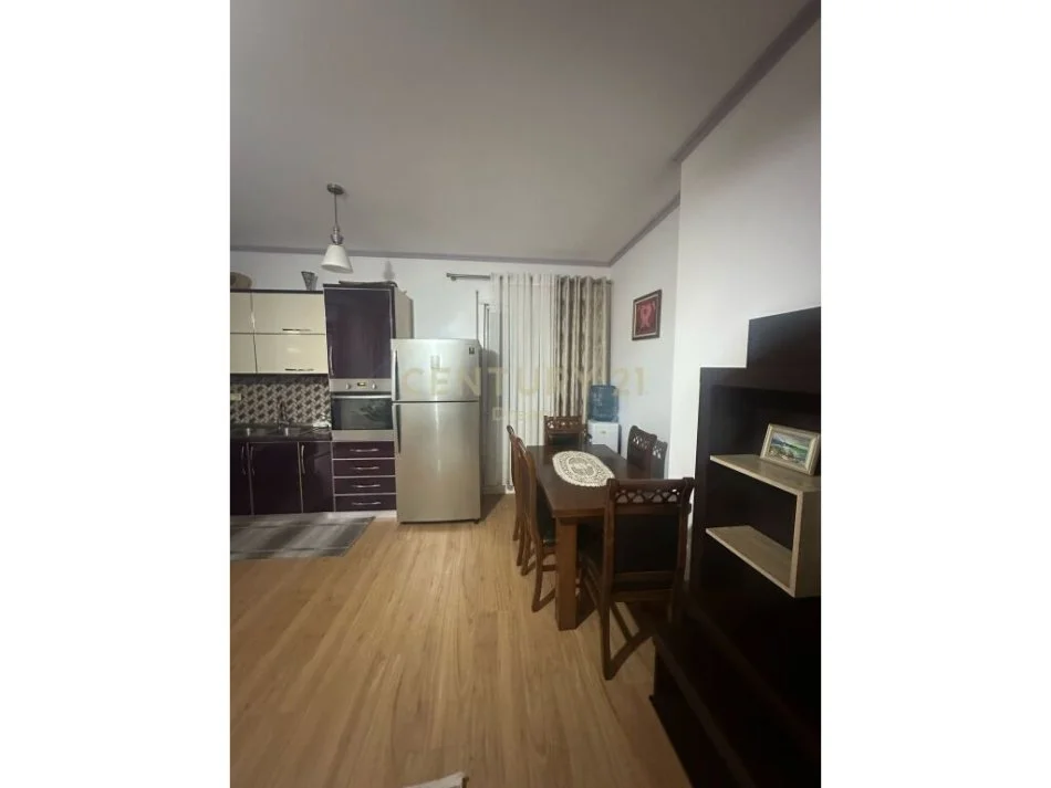 Tirane, jepet me qera 2+1 Kati 2, 101 m² 480 € ,Fresk