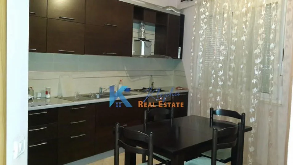 Tirane, jap me qera apartament 2+1+Ballkon Kati 1, 102 m² 600 € (Liqeni i Thate, afer Kopshtit Zoologjik)