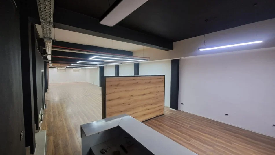 Tirane, jepet me qera dyqan Kati 0, 300 m² 2.500 € (21 Dhjetori)