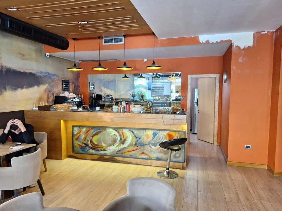 Tirane, jepet me qera lokal Kati 0, 250 m² 1.500 € (selite)