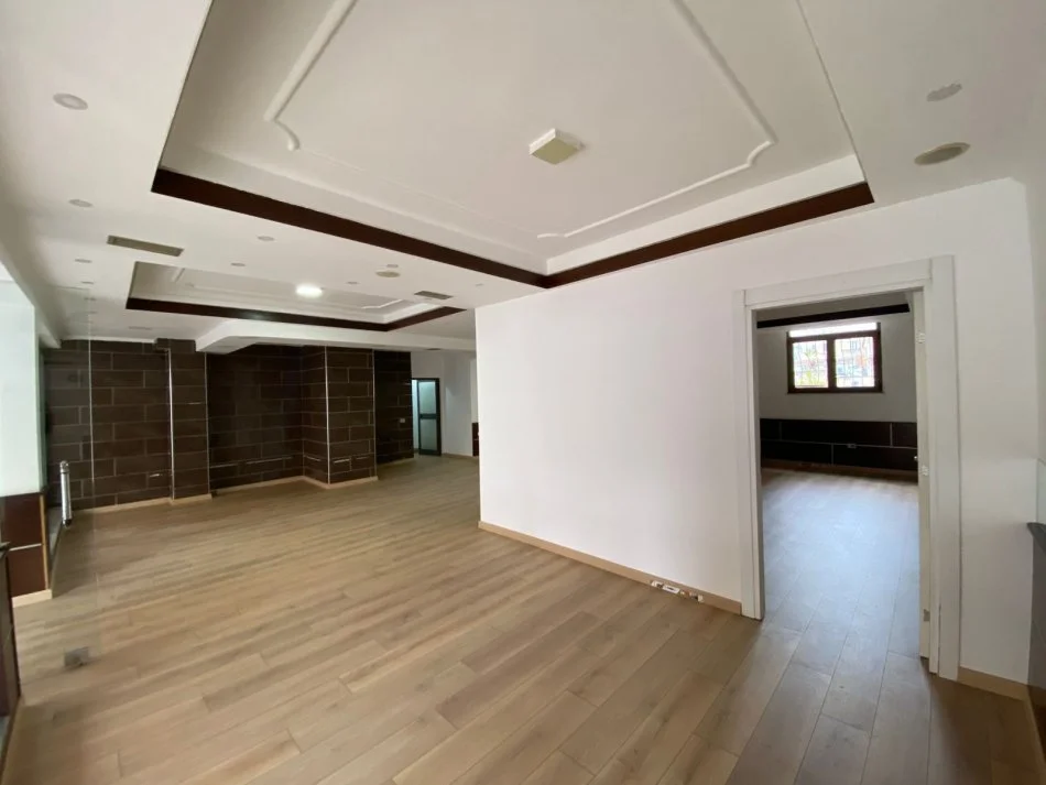 Tirane, jepet me qera ambjent biznesi Kati 1, 115 m² 1.000 € (Vasil Shanto)