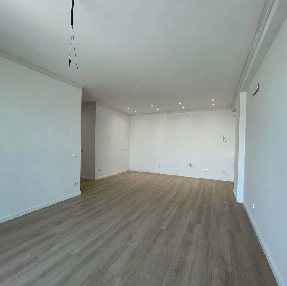 Tirane, jepet me qera ambjent biznesi Kati 7, 120 m² 550 € (Unaza e Re)