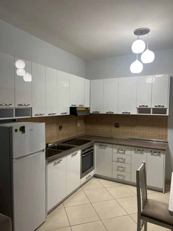 Tirane, jepet me qera apartament 1+1 Kati 5, 60 m² 450 € (Don Bosko)