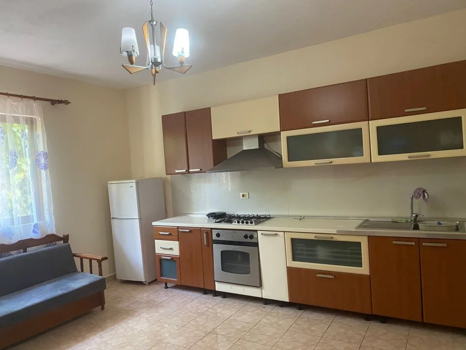 Tirane, jepet me qera apartament 2+1 Kati 1, 110 m² 350 € (Paskuqan)