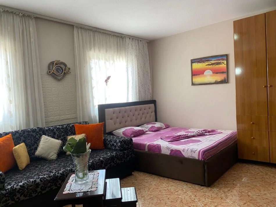 Tirane, jepet me qera apartament 1+1 Kati 1, 60 m² 400 € (Komuna e Parisit)