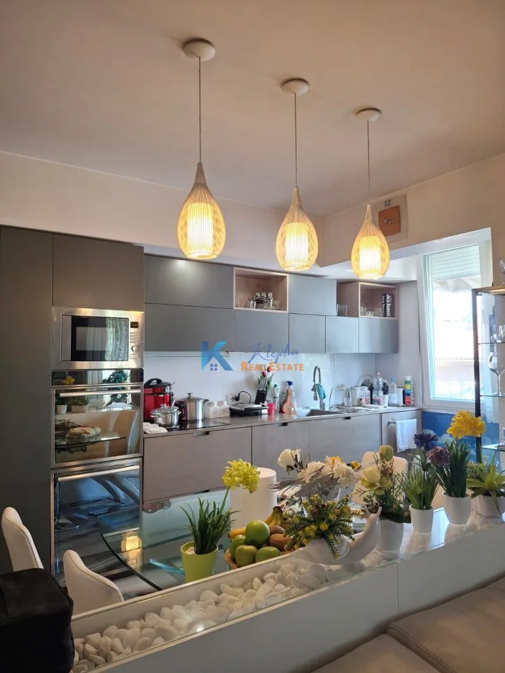 Tirane, shes apartament 3+1+Ballkon Kati 3, 128 m² 290.000 € (Komuna e Parisit)