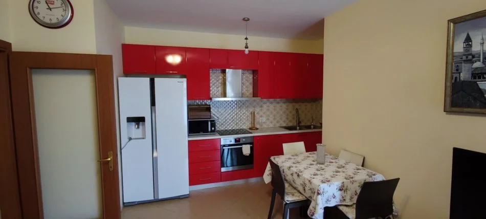 Tirane, jepet me qera apartament 1+1 Kati 3, 70 m² 650 € (Rruga e Kosovereve)