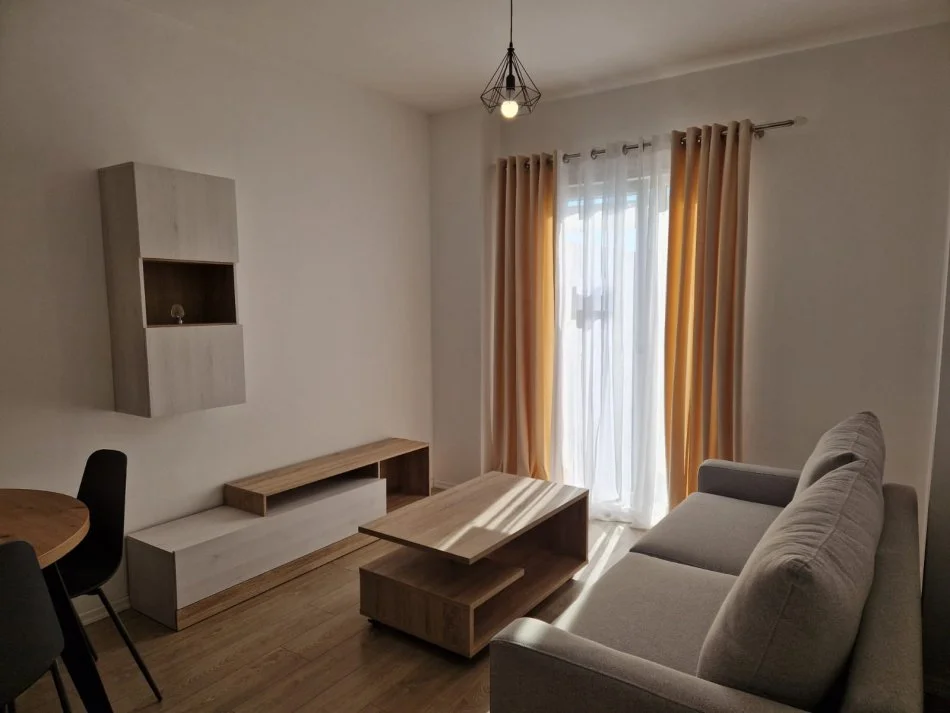 Tirane, jepet me qera apartament 1+1 Kati 1, 50 m² 350 € (Univers City)