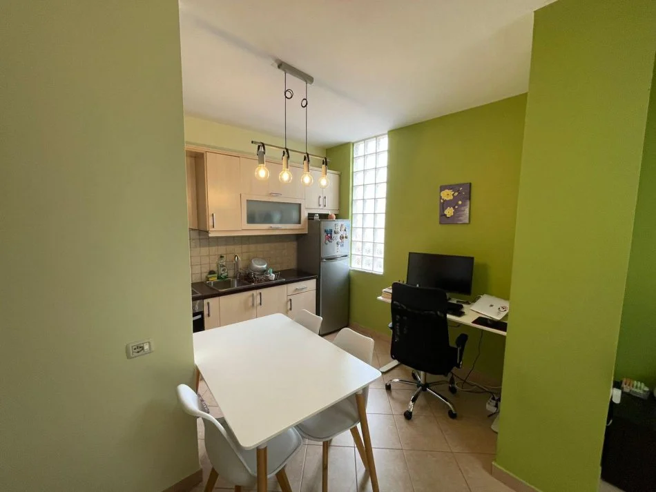 Tirane, jepet me qera apartament 1+1 Kati 3, 62 m² 600 € (Selvia)