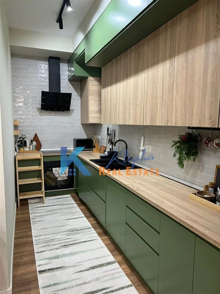 Tirane, jap me qera apartament 2+1+Ballkon Kati 9, 97 m² 1.500 € (Rruga e Kosovareve)