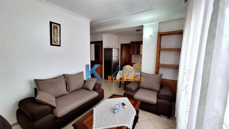 Tirane, jap me qera apartament 1+1+Ballkon Kati 6, 60 m² (Rruga e Barrikadave, afer Gjimnazit Sami Frasheri)