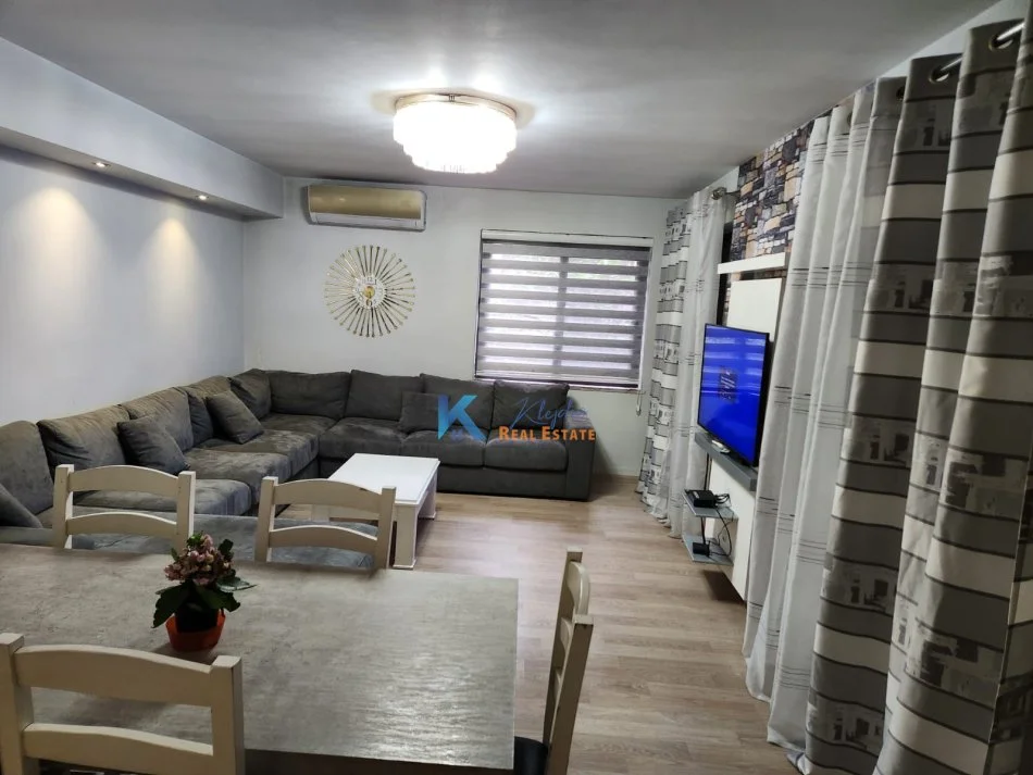 Tirane, jap me qera apartament 2+1+Ballkon Kati 1, 95 m² 550 € (Kodra e Diellit, Rruga Bill Klinton, afer Cok Market)