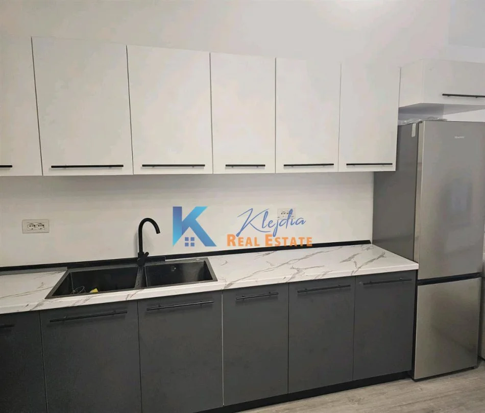 Tirane, jap me qera apartament 2+1+Ballkon Kati 3, 78 m² (Rruga 5 Maji, pas Emerald Center)