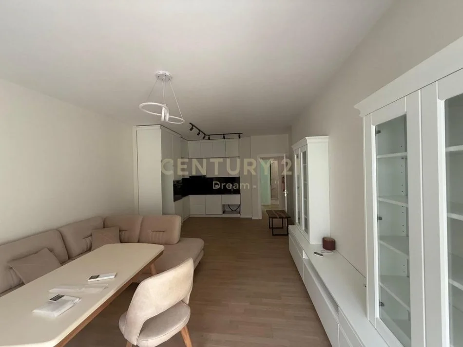 Tirane, jepet me qera apartament 2+1+Aneks+Ballkon Kati 5, 91 m² 650 € (Residenca Erli perballe UET)