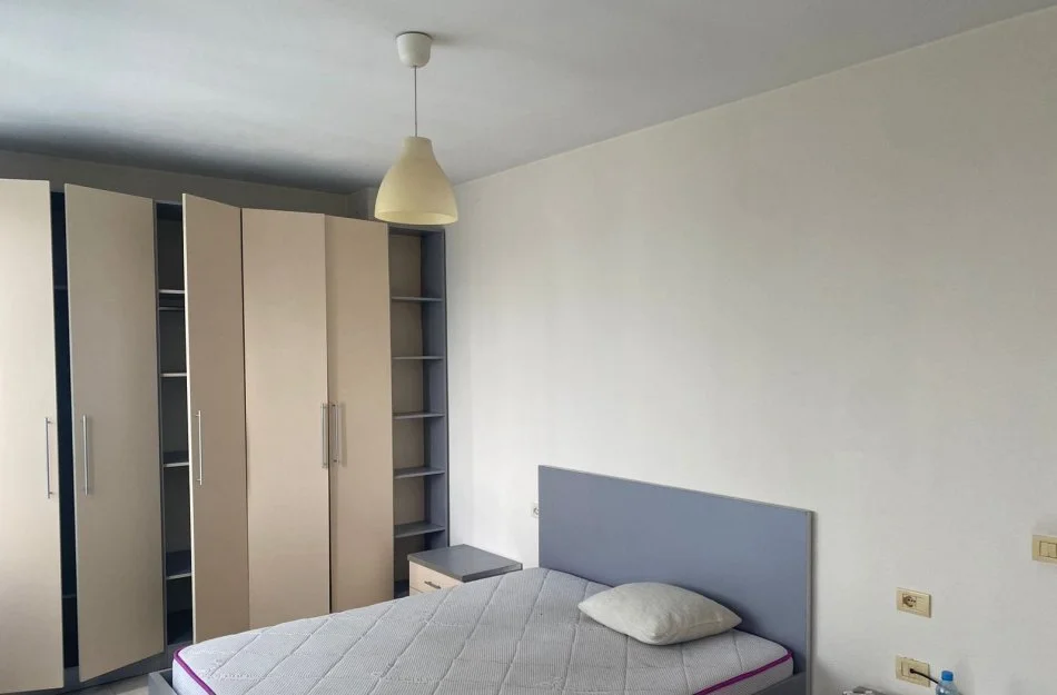 Tirane, jepet me qera apartament 2+1 Kati 6, 120 m² 500 € (Ali Demi)