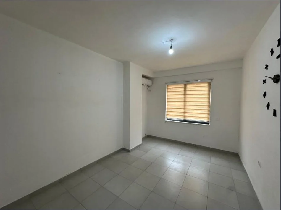 Tirane, jepet me qera zyre Kati 3, 94 m² 750 € (Pazari i Ri)