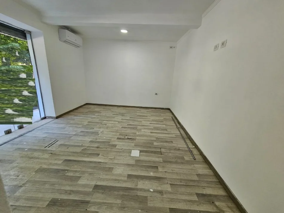 Tirane, jap me qera dyqan Kati 0, 40 m² 700 € (Rruga Bardhyl)