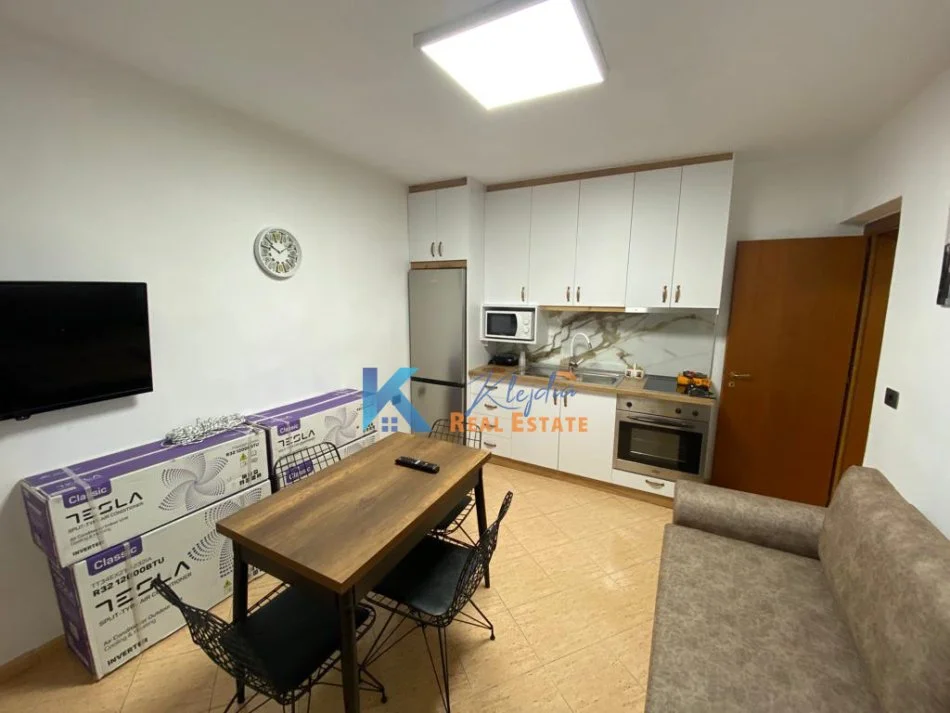 Tirane, jap me qera apartament 1+1 Kati 5, 52 m² 510 € (Qender, afer Postes Qendrore)