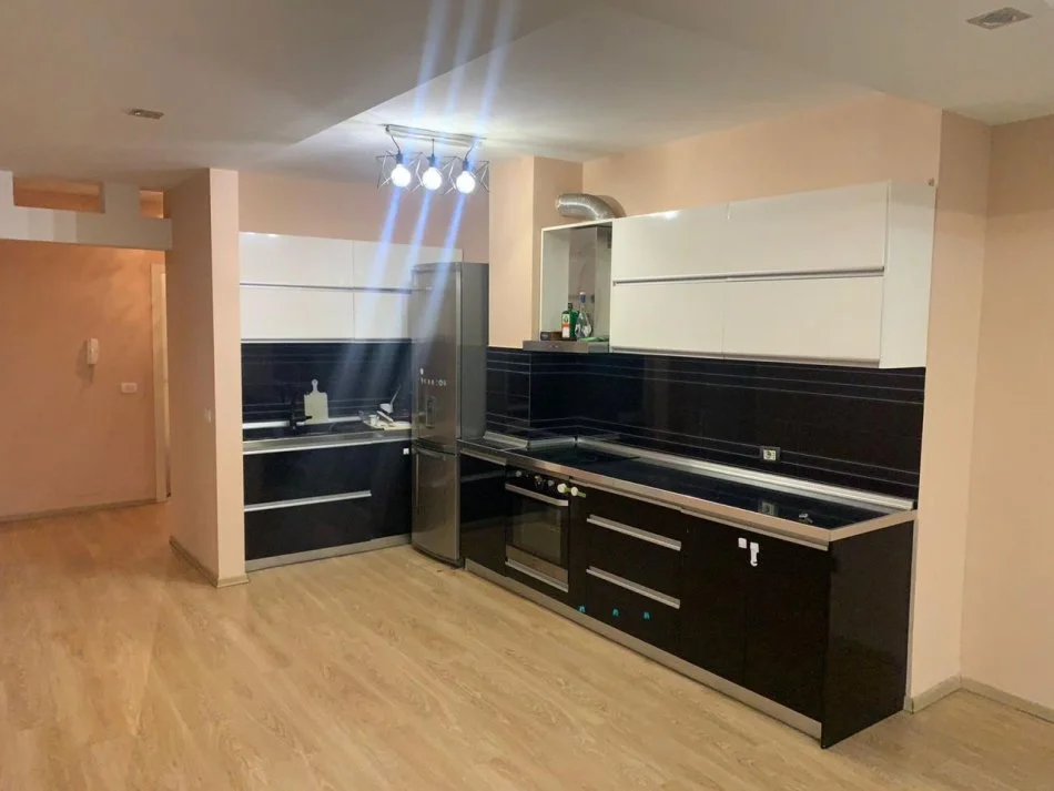Tirane, jepet me qera apartament 2+1 Kati 1, 550 € (Laprake)