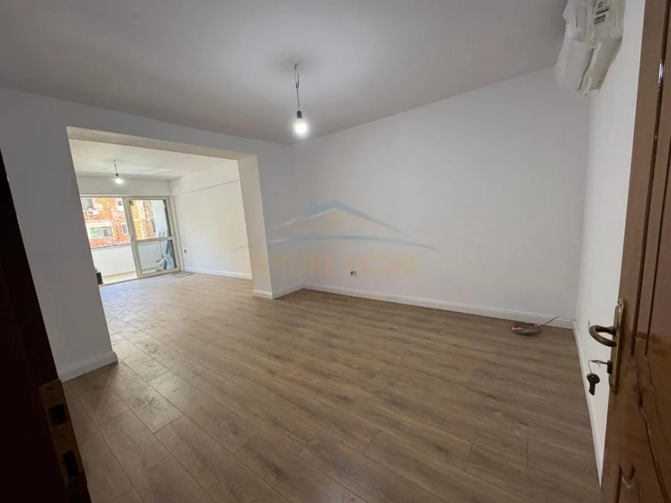 Tirane, jepet me qera apartament 2+1+Aneks+Ballkon Kati 2, 93 m² 900 € (blloku)