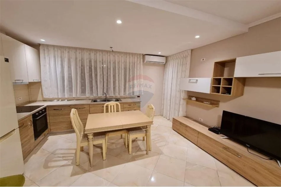 Tirane, jepet me qera apartament 2+1+Aneks+Ballkon , 70 m² 600 € (21- Dhjetori Frosina Plaku)